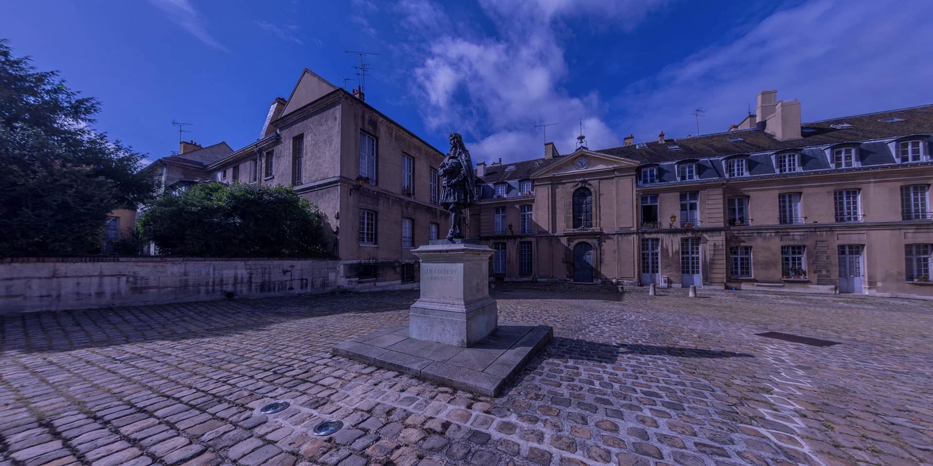 Vue immersive de la cour Colbert aux Archives nationales à Paris