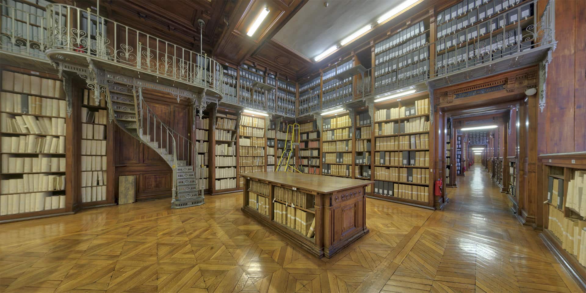 Vue immersive de l’intérieur des Archives nationales à Paris