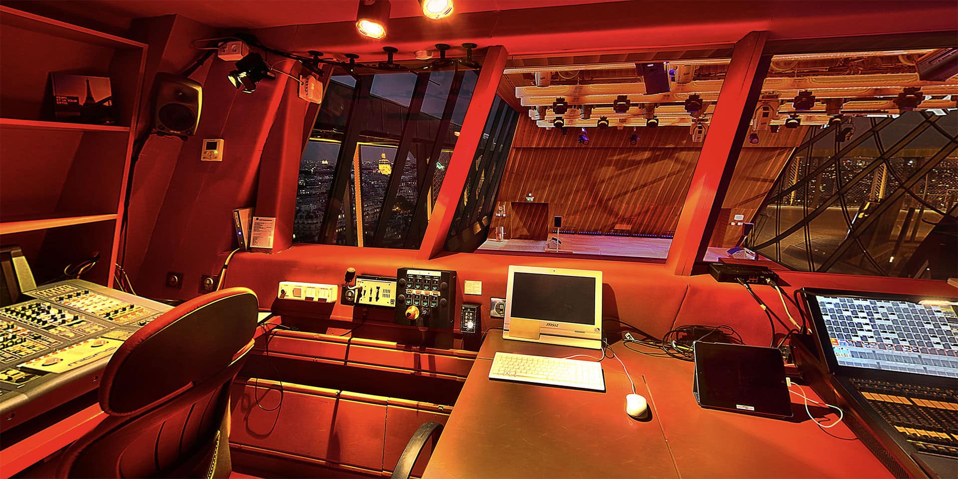 Vue immersive de la régie technique du salon Gustave Eiffel à la Tour Eiffel