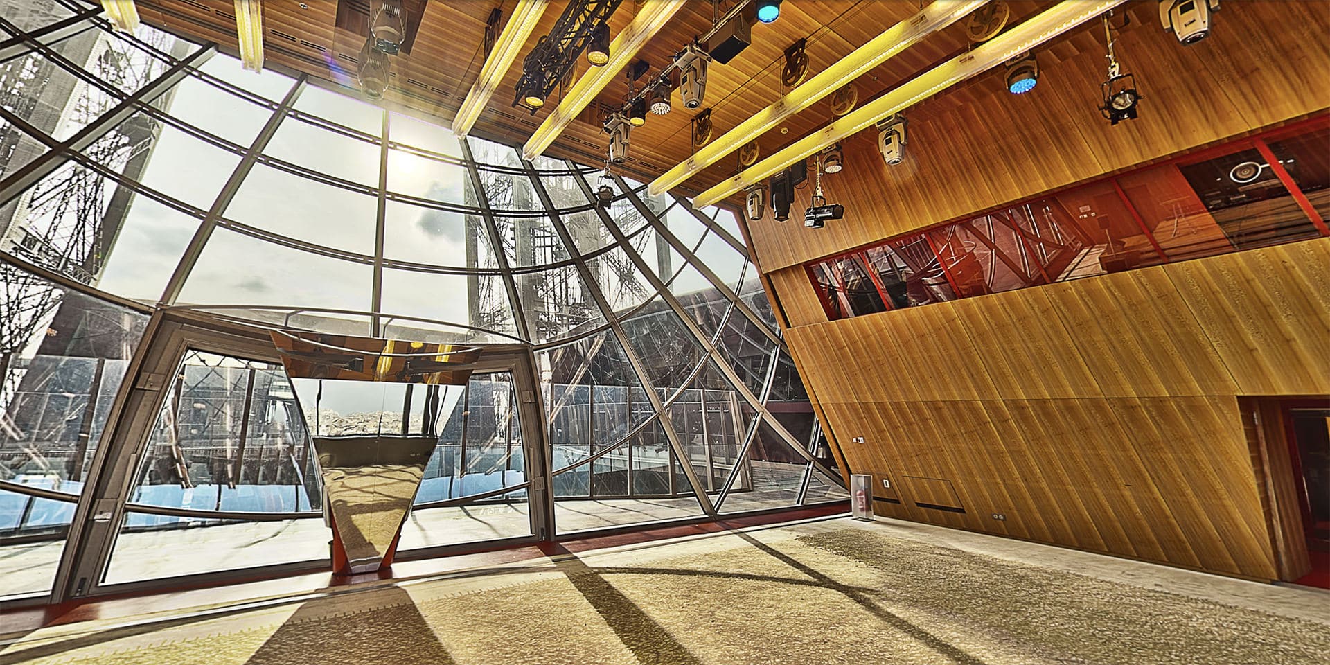 Vue depuis le salon Gustave Eiffel vers la structure de la Tour Eiffel en plein jour