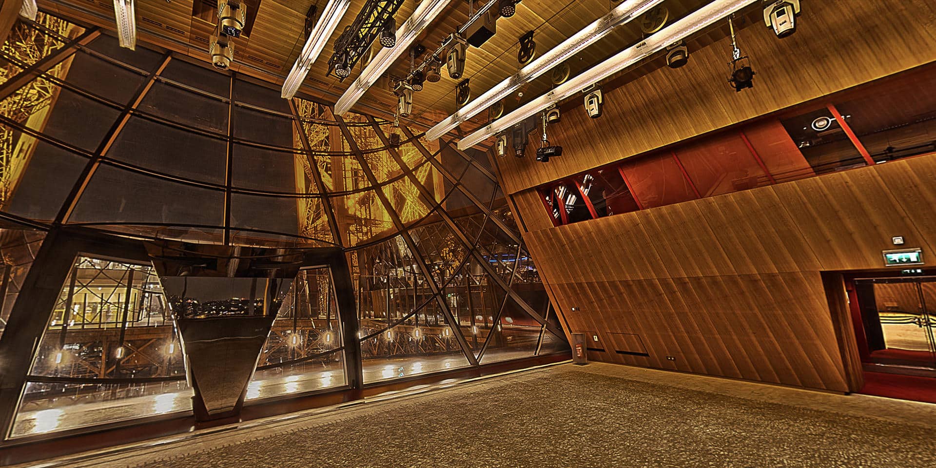 Vue nocturne depuis le salon Gustave Eiffel vers la Tour Eiffel illuminée