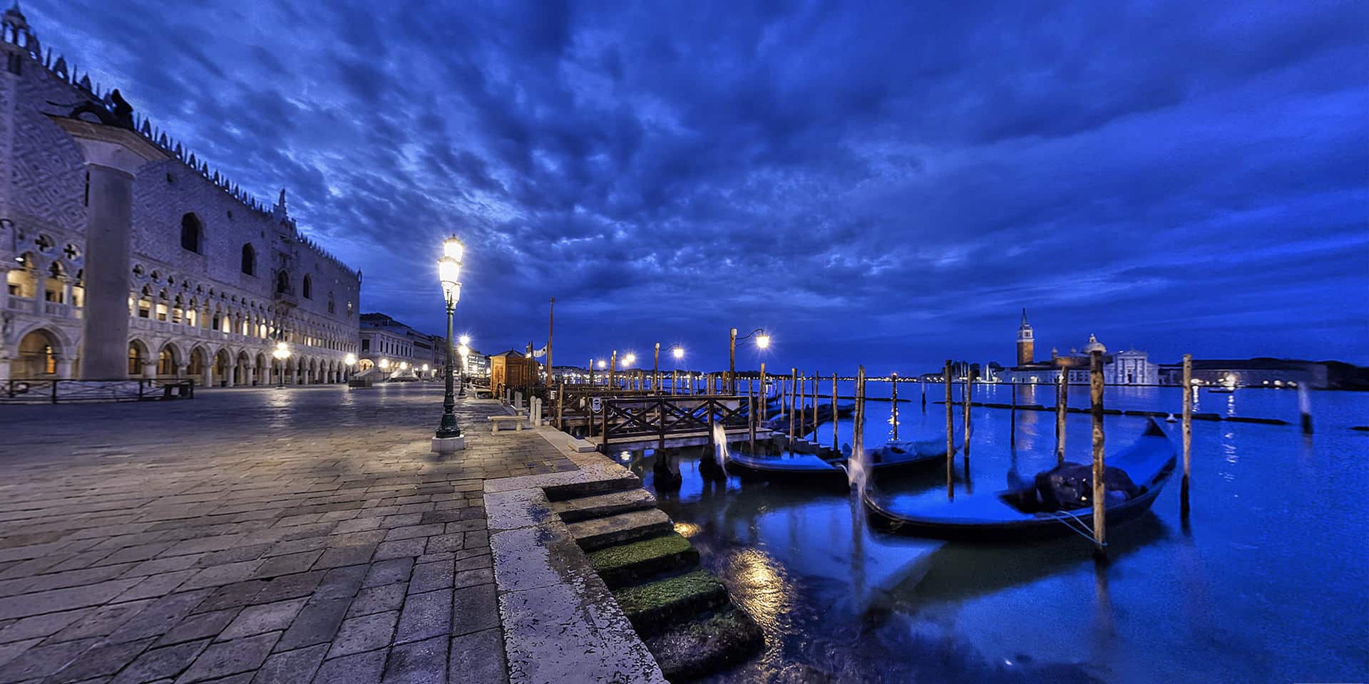 Vue sur le Grand Canal avec des gondoles au crépuscule depuis le palais des Doges à Venise