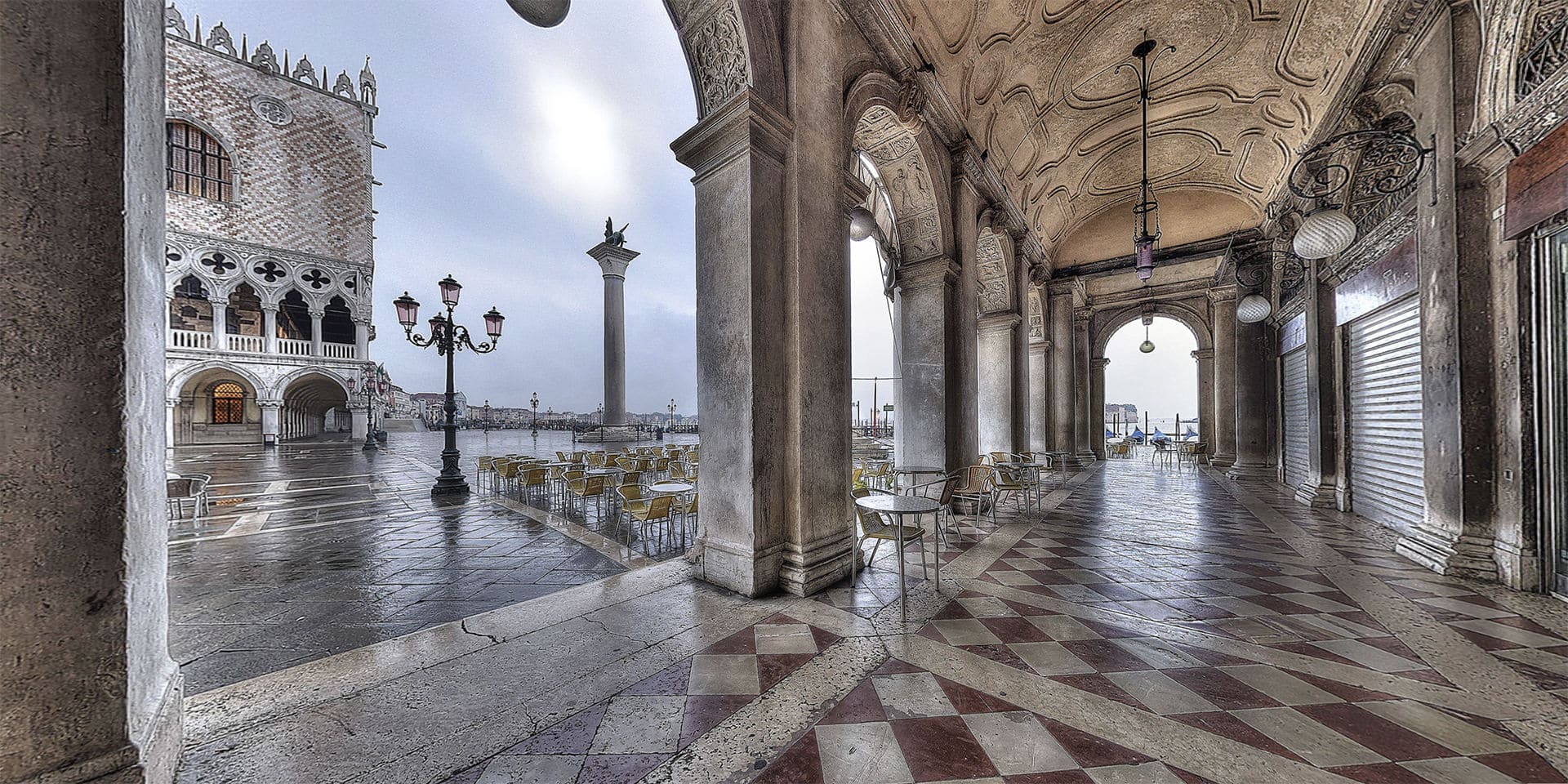 Vue sur le Grand Canal depuis les voûtes du palais des Doges à Venise