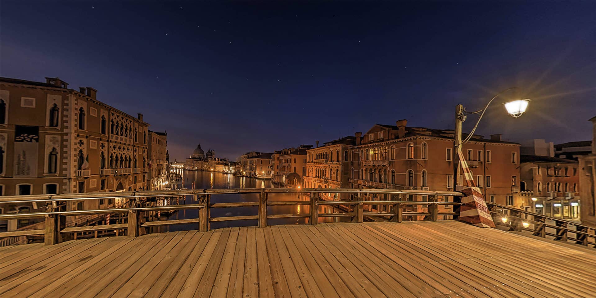 Vue depuis le pont de l’Académie sur la basilique Santa Maria della Salute à Venise