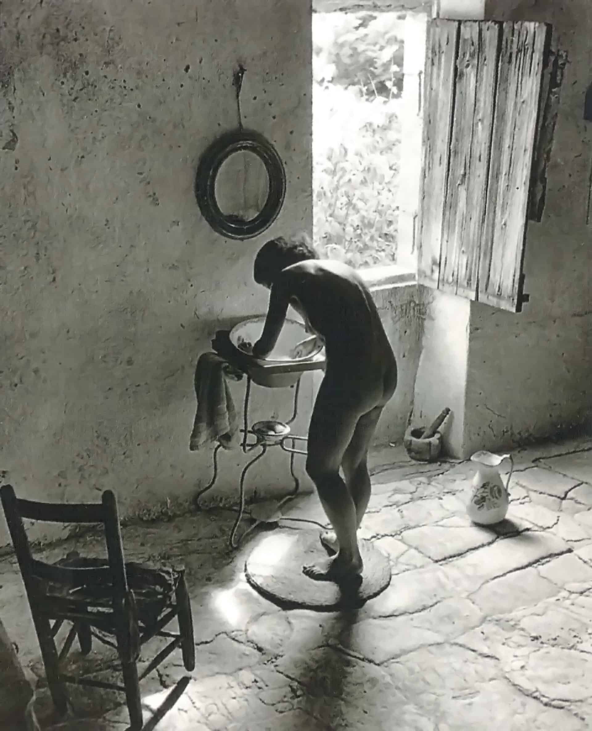 Le Nu provençal de Willy Ronis, photographie de Marie-Anne dans une salle de bains en 1949