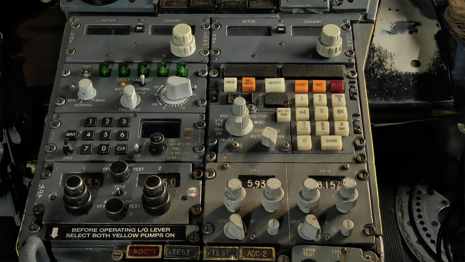 Zoom sur les commandes centrales du Concorde à bord du cockpit