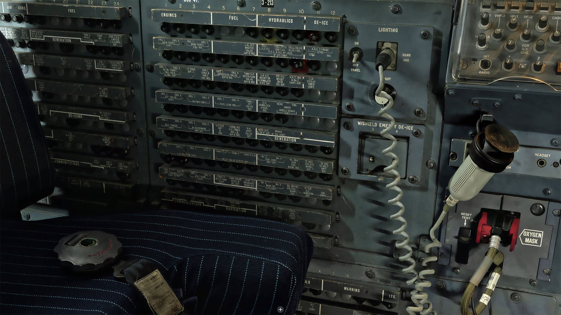 Panneau de contrôle des systèmes du Concorde à l’arrière du cockpit