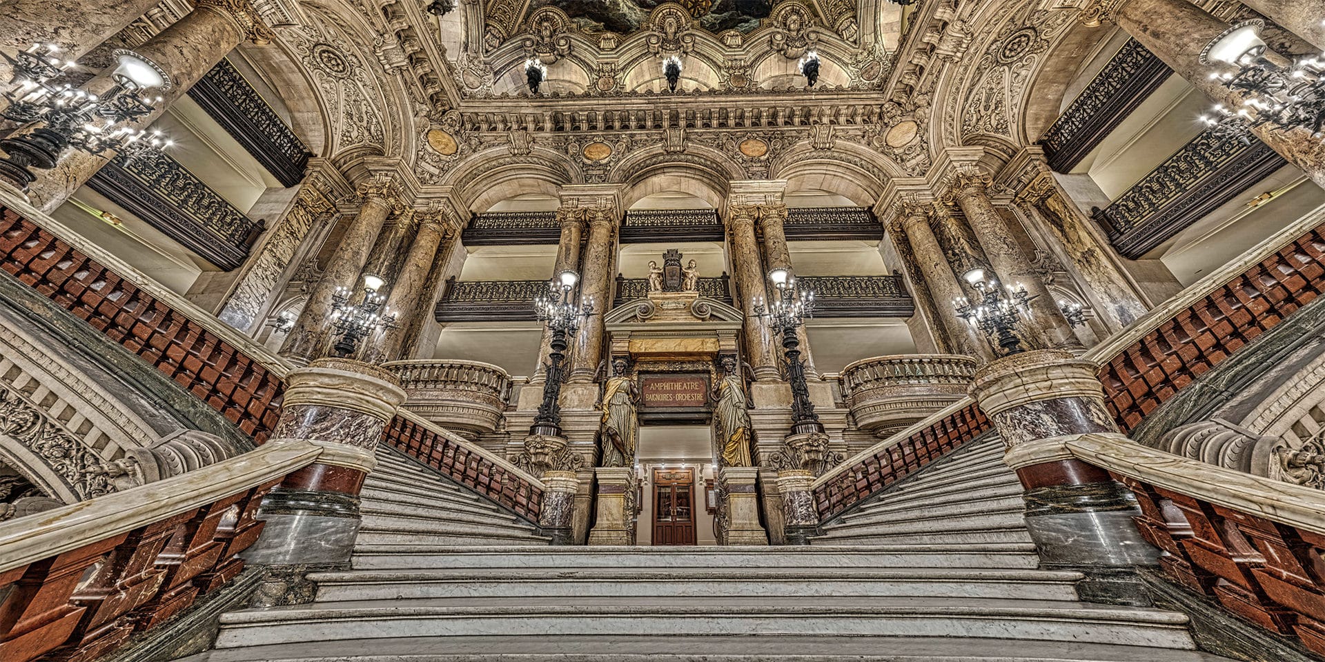 Vue immersive du Grand Escalier de l’Opéra Garnier en 360°