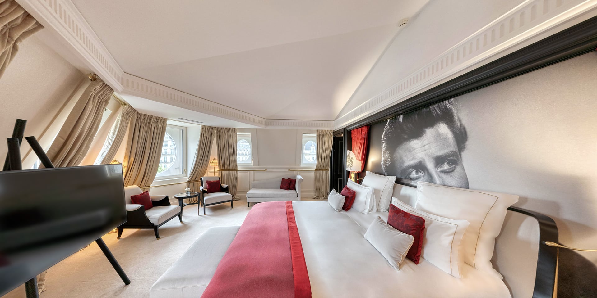 Vue de la chambre de la suite Harcourt à l’Hôtel Le Fouquet’s en visite virtuelle