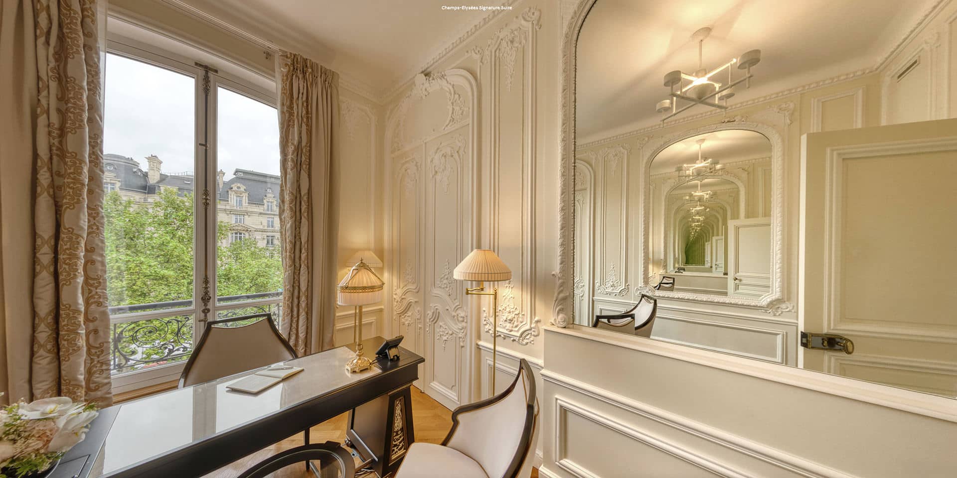 Coin bureau raffiné dans la Suite Champs-Élysées Signature à l’Hôtel Le Fouquet’s.