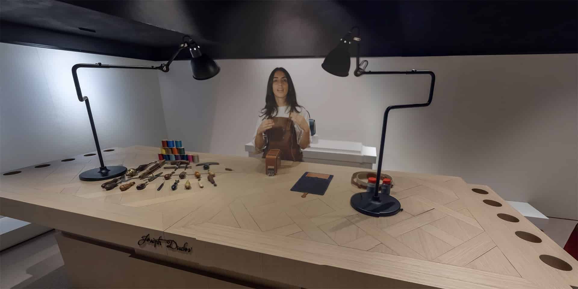 Artisan Joseph Duclos travaillant le cuir dans la visite virtuelle