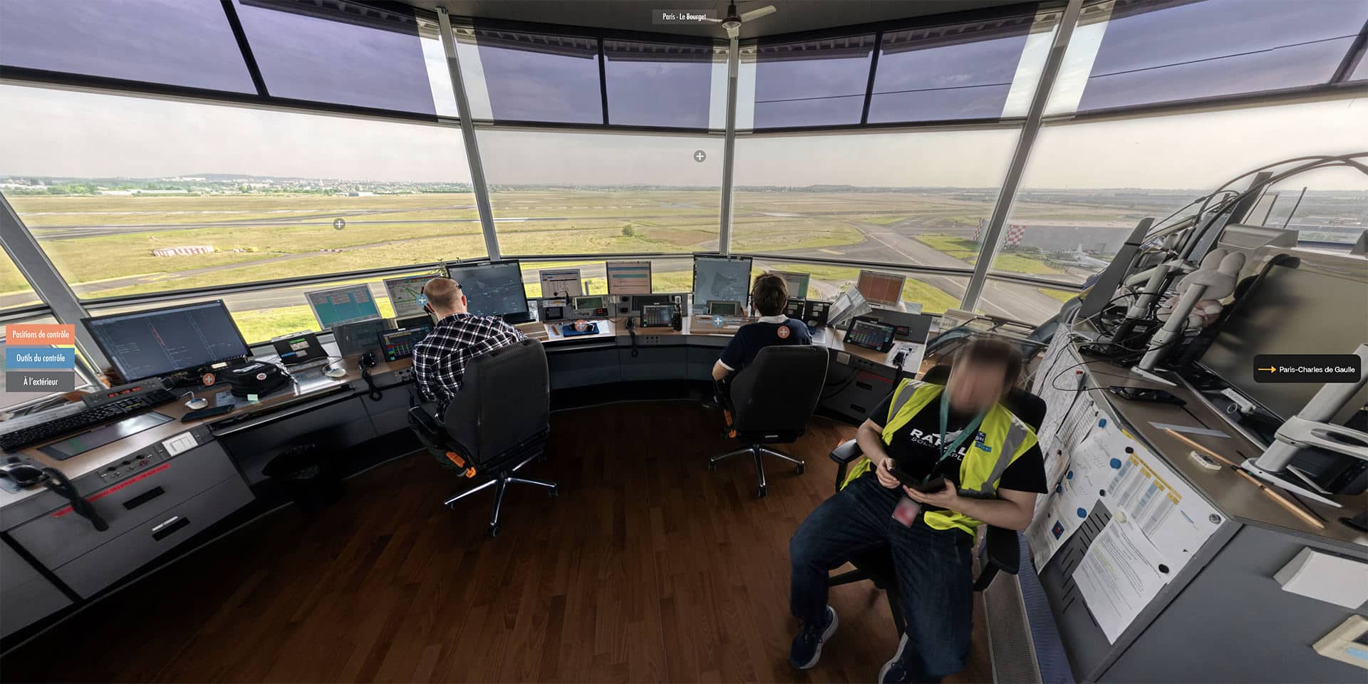 Vue extérieure de la tour de contrôle de l’aéroport du Bourget, en lumière naturelle