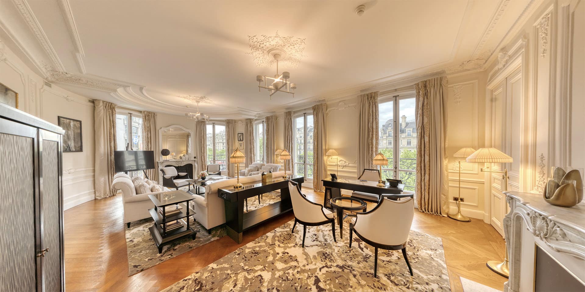 Salon de la Suite Arc de Triomphe au sein de l’Hôtel Le Fouquet’s, capturé dans une visite virtuelle immersive.