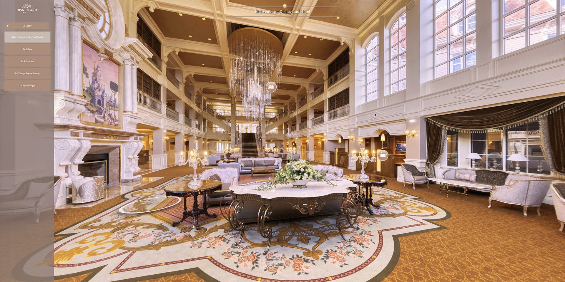 Interface immersive d’une visite virtuelle interactive affichant des hotspots multimédias et un menu contextuel